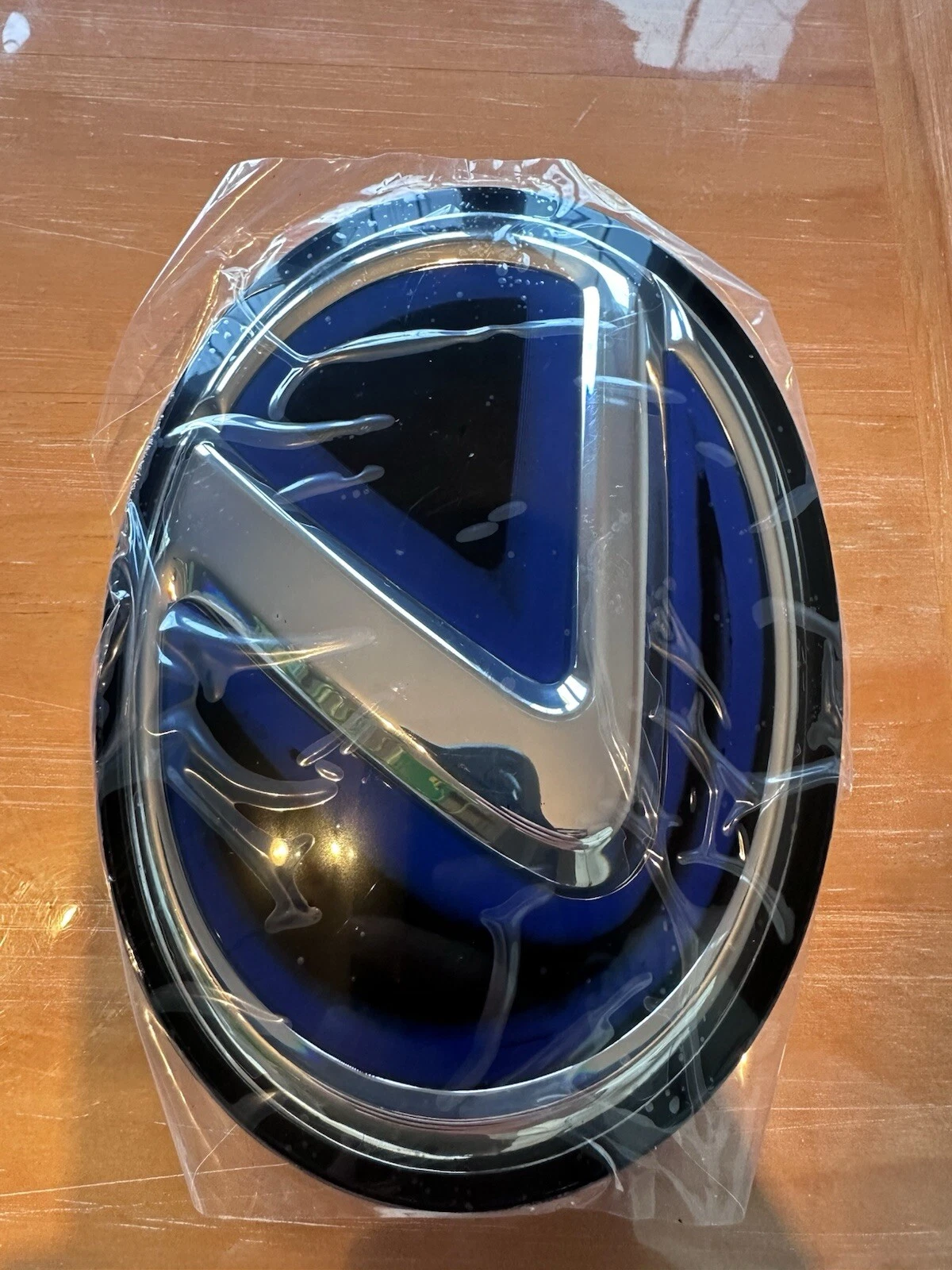 Lexus RX 2016, 2018 Used OEM Radar-Compatible Grille Emblem radar/ACC compatible 53141-48100 Lexus RX 2016, 2018 Used OEM Radar-Compatible Grille Emblem radar/ACC compatible 53141-48100 - detail image 3