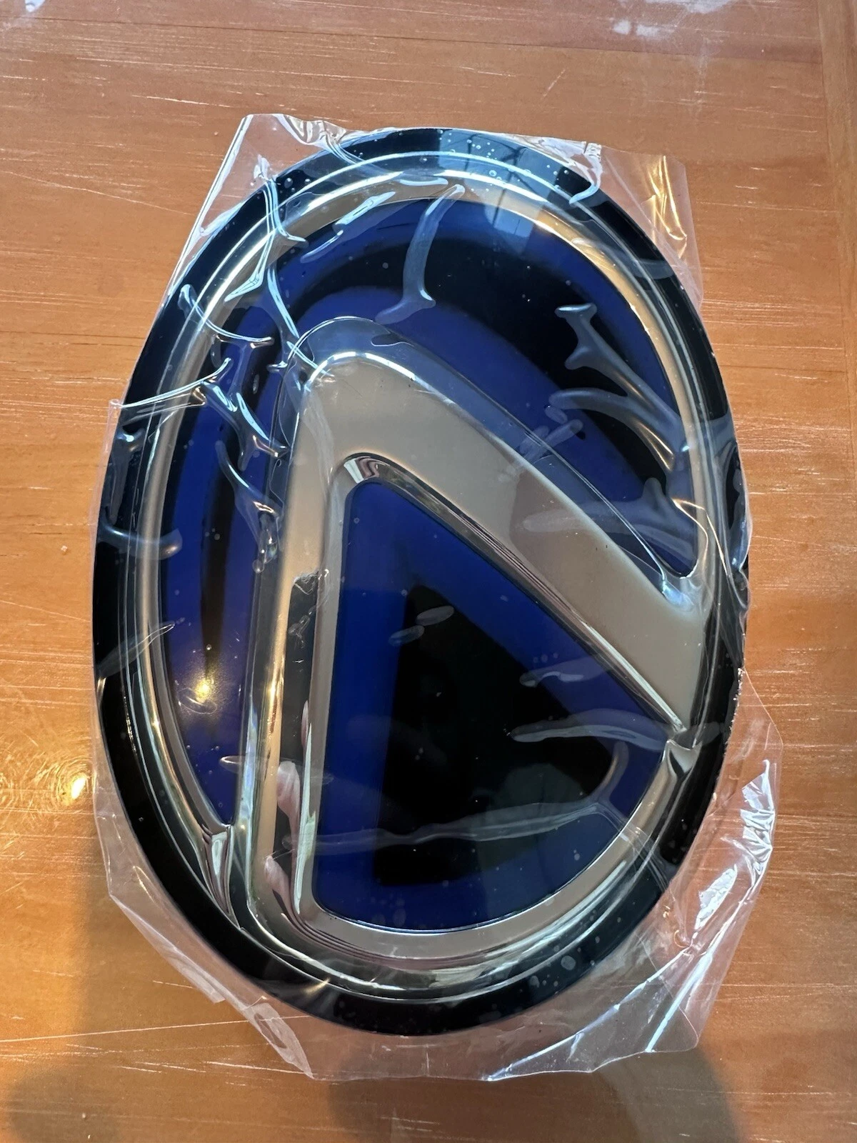 Lexus RX 2016, 2018 Used OEM Radar-Compatible Grille Emblem radar/ACC compatible 53141-48100 Lexus RX 2016, 2018 Used OEM Radar-Compatible Grille Emblem radar/ACC compatible 53141-48100 - detail image 2