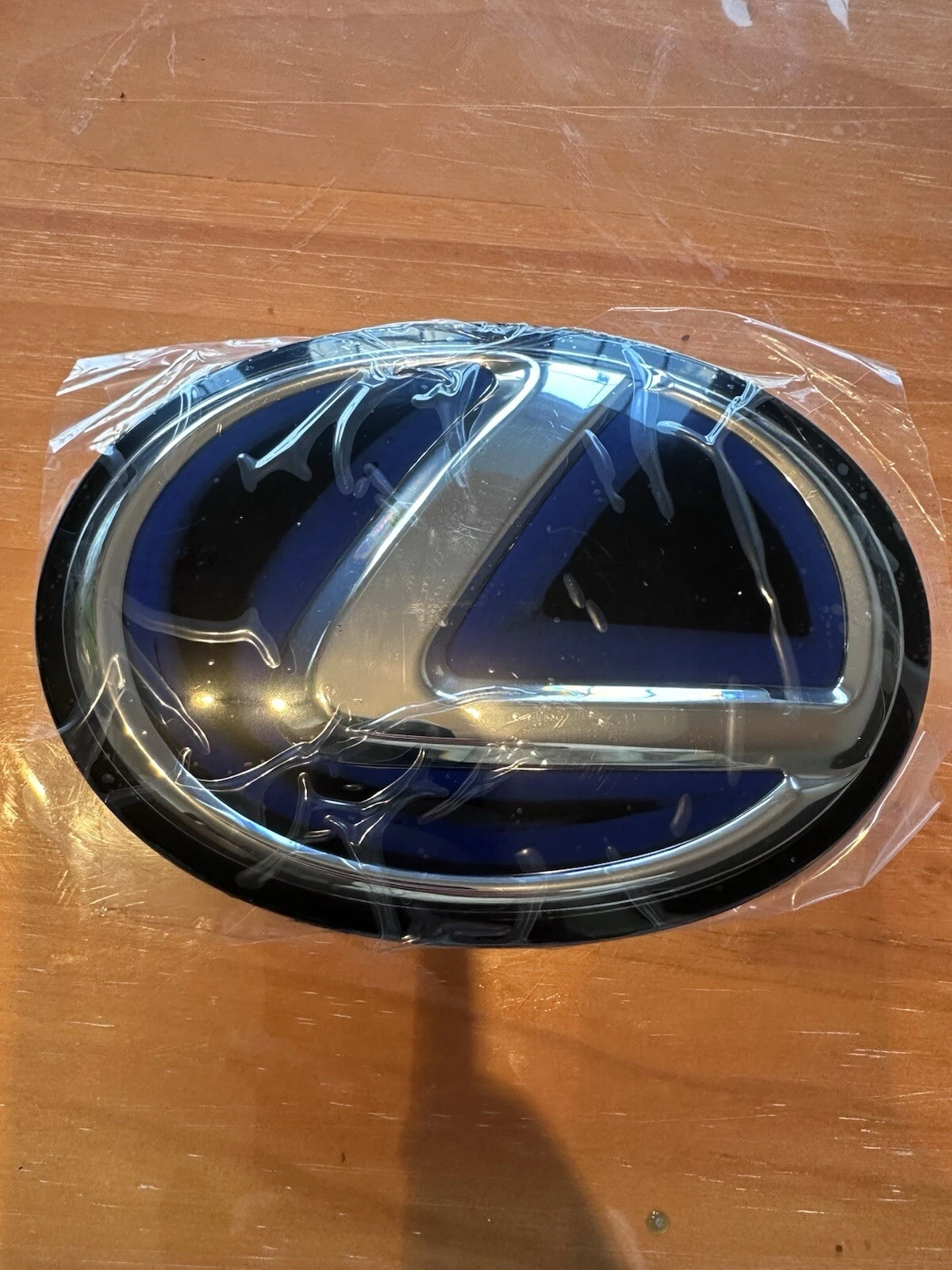 Lexus RX 2016, 2018 Used OEM Radar-Compatible Grille Emblem radar/ACC compatible 53141-48100 Lexus RX 2016, 2018 Used OEM Radar-Compatible Grille Emblem radar/ACC compatible 53141-48100 - detail image 4