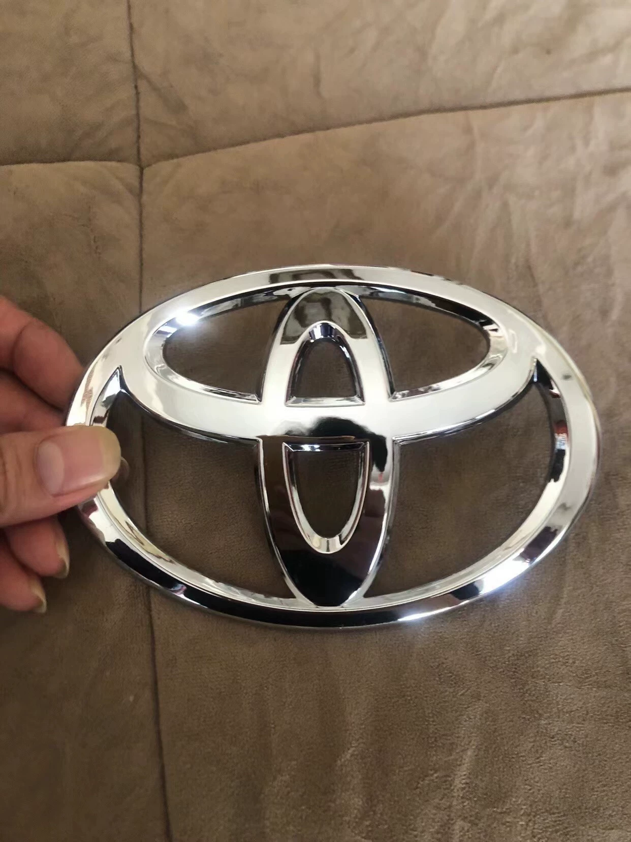 Toyota Tundra Compatible Replacement Emblem Badge gloss black Toyota Tundra Compatible Replacement Emblem Badge gloss black - detail image 3