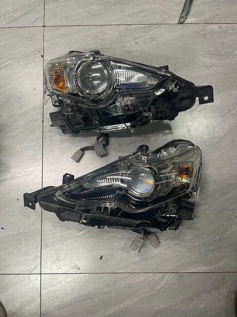 2013 Lexus IS250 IS200 HID Xenon headlight assembly, used OEM take-off
