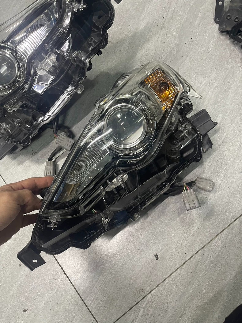 2013 Lexus IS250 IS200 HID Xenon headlight assembly, used OEM take-off