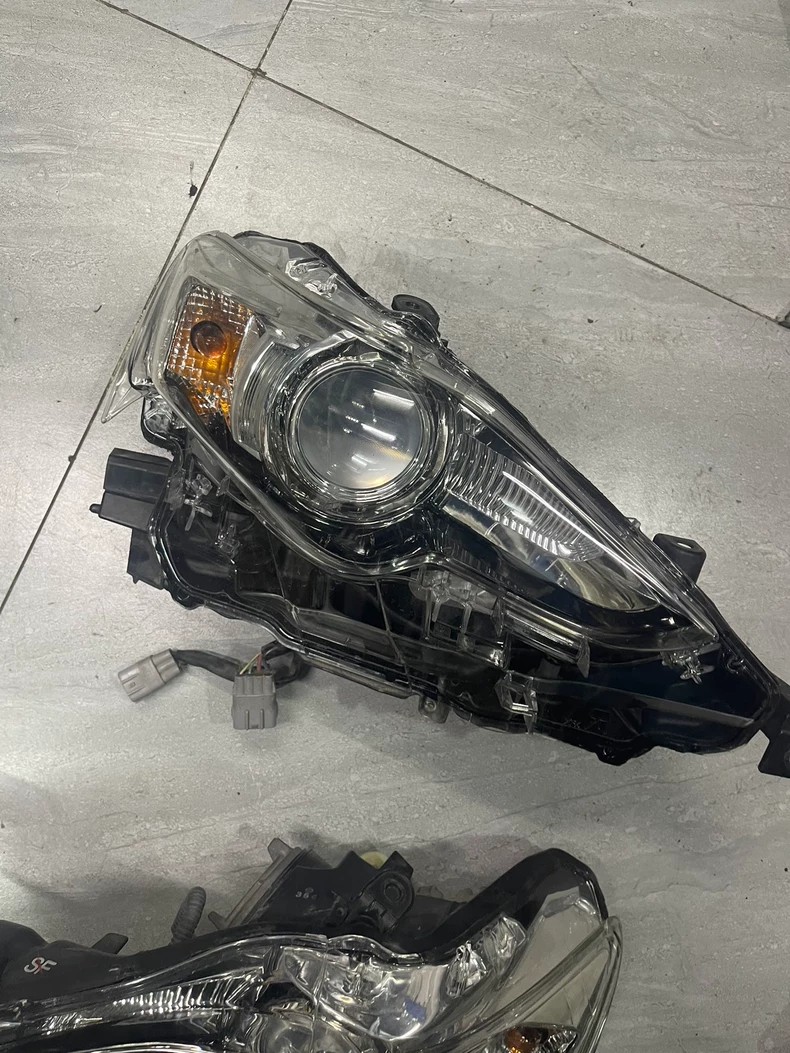 2013 Lexus IS250 IS200 HID Xenon headlight assembly, used OEM take-off