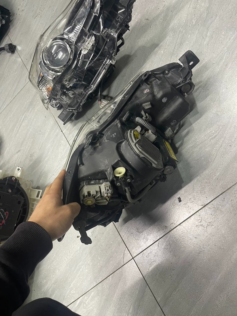 2013 Lexus IS250 IS200 HID Xenon headlight assembly, used OEM take-off