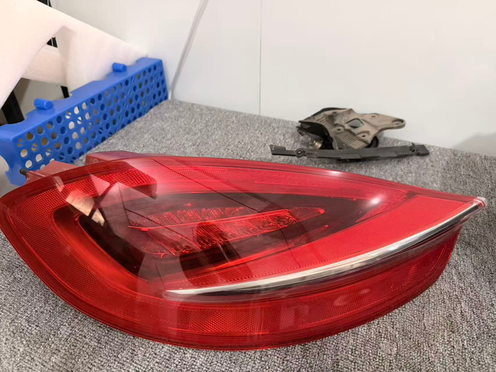 Porsche 718 981 rear tail light lens surface and reflector detail