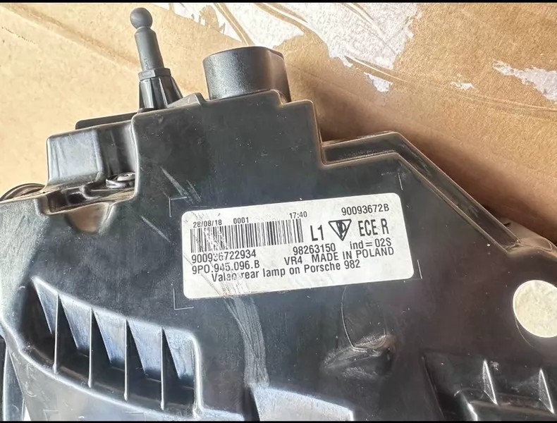 OE label detail: 9P0.945.096 B, Valeo, Made in Poland