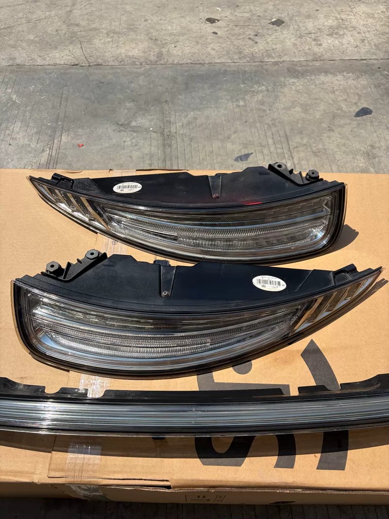 Porsche 911 991.1 clear lens LED rear tail light set: left and right tail light units with the rear centre reflective trim, lens side view