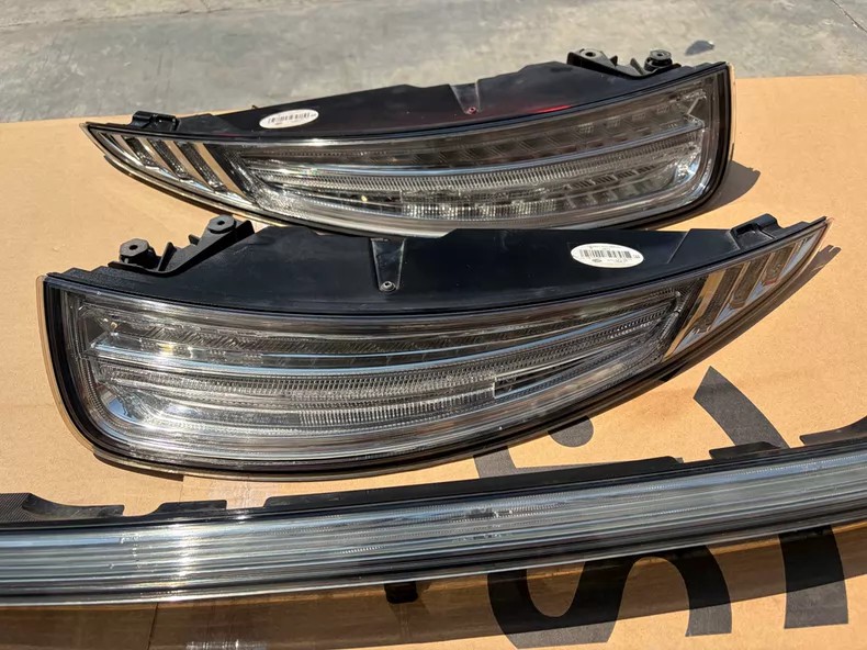 Porsche 911 991.1 clear lens LED rear tail light set: left and right tail light units and the rear centre reflective trim, clear lens close view