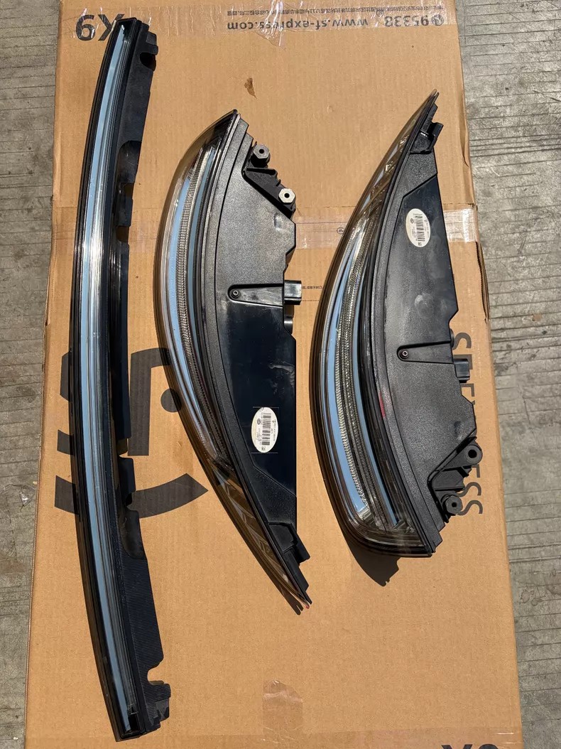 Porsche 911 991.1 clear lens LED rear tail light set: left and right tail lights with the rear centre reflective trim, overhead view