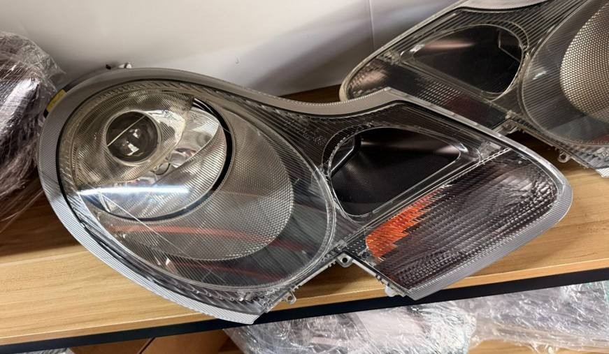 Porsche 996 986 pre-facelift headlight assembly front lens view with round main lamp and turn signal