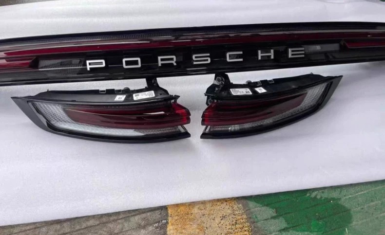 Porsche Cayenne 9YA rear light bar with PORSCHE lettering and outer tail lights