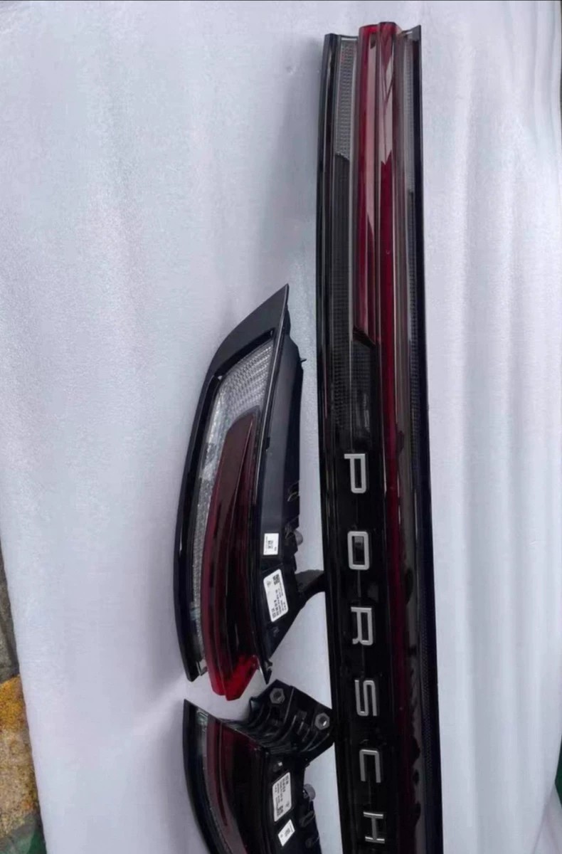 Porsche Cayenne 9YA outer tail lights with full-width rear light bar