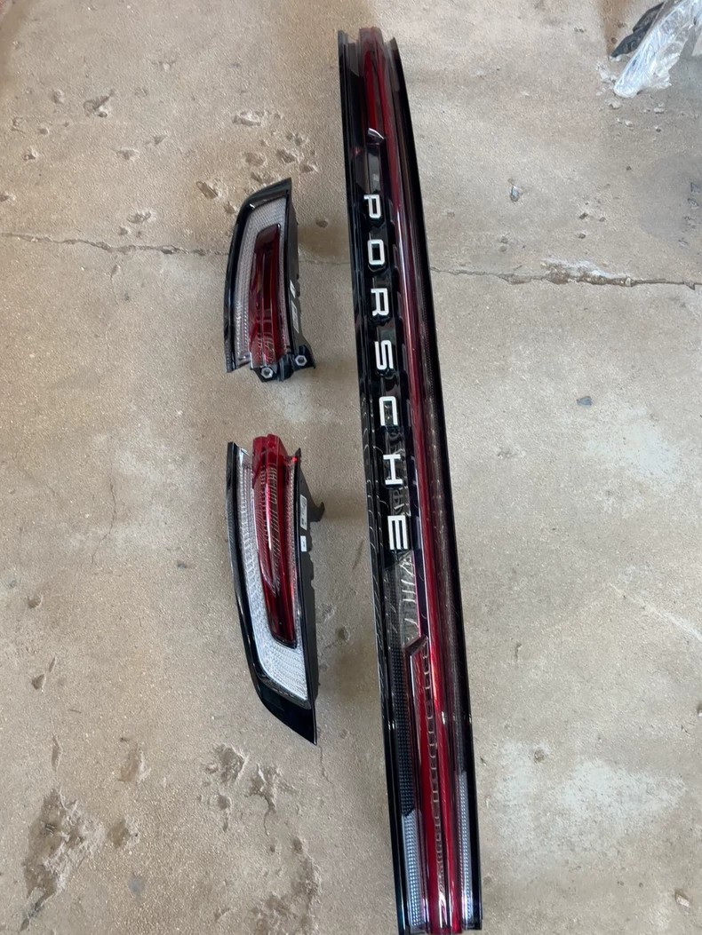 Porsche Cayenne 9YA rear tail light set: outer corner lights and PORSCHE centre light bar
