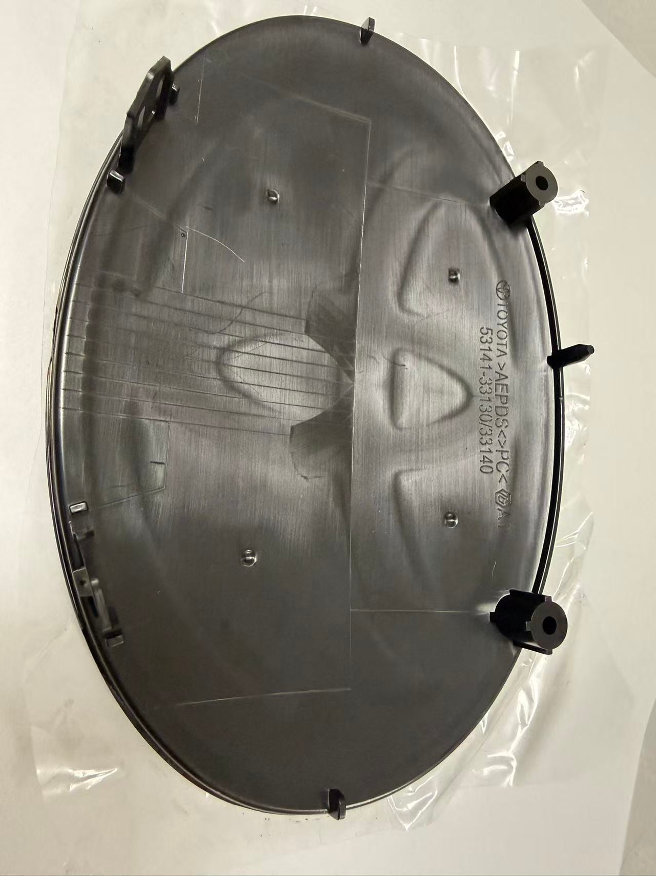 Toyota grille emblem rear view with molded 53141-33130/33140 reference, approximately 16 x 11.5 cm